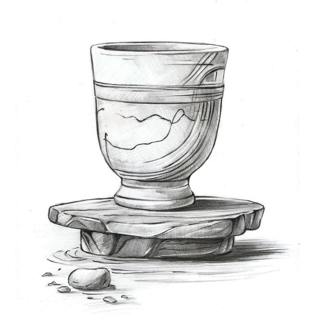 Gliniany kubek na kamiennej podstawce. Widać na nim rysy i pęknięcia. Obok leży kawałek niewykorzystanej gliny.